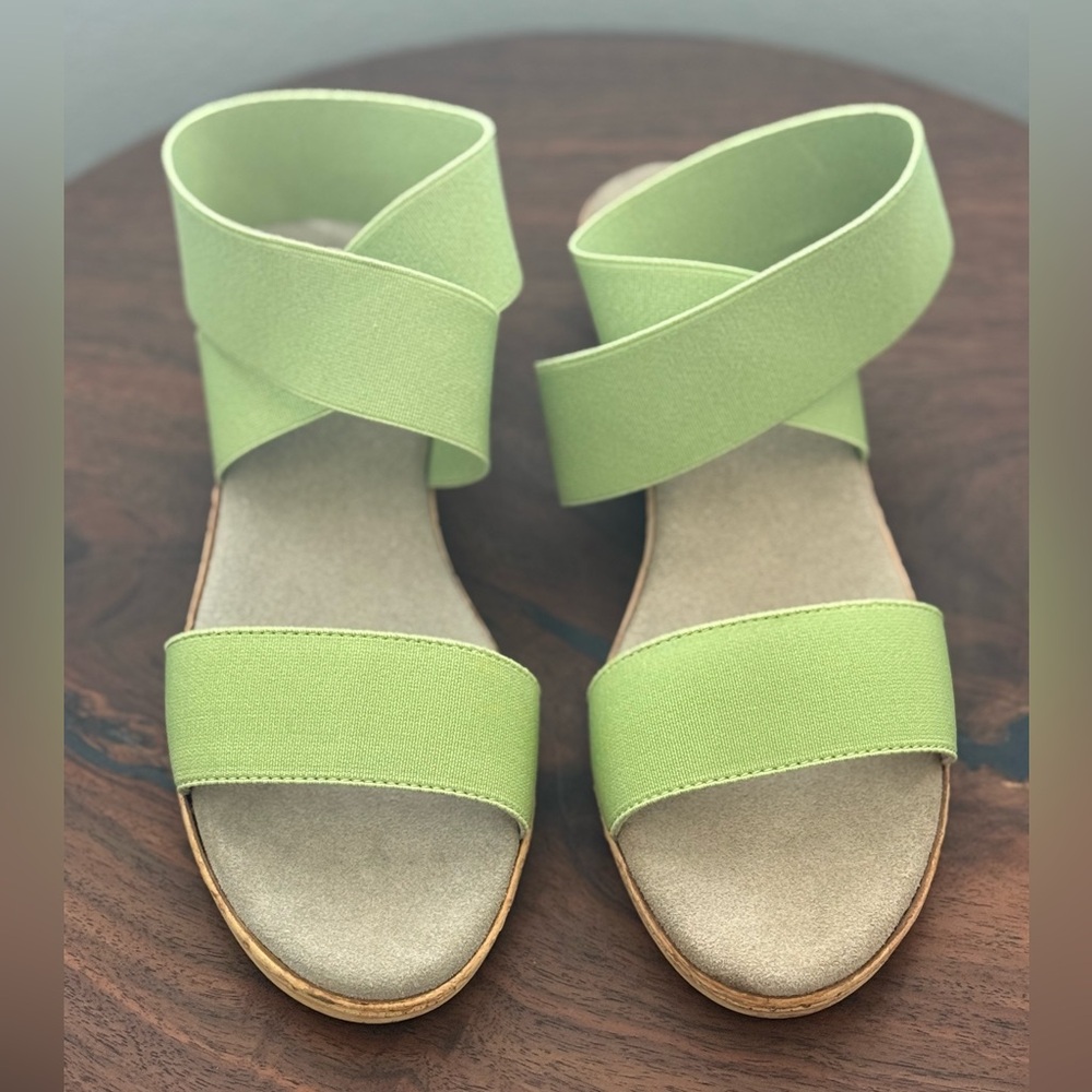 CHARLESTON SHOE CO. Benjamin Lime Green Cross-Strap Women’s Sandals (NWT)